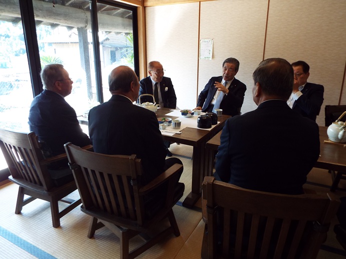 昼食懇談会の写真