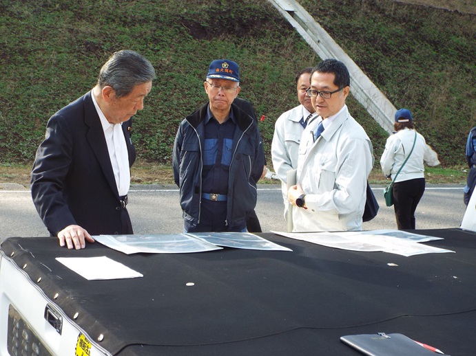 現場視察の写真